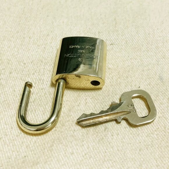 LOUIS VUITTON LV 10 SET PADLOCK KEY CHARM CADENA GOLD-PLATED FRANCE - Picture 4 of 4